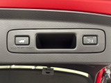 ★パワーテールゲート(予約クローズ機能付)★荷物を置いてクルマから離れると自動で閉扉する「予約クローズ機能」が付いたパワーテールゲート。その他、色々な機能があり使い勝手を向上させています。