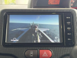 テレビ映像を表示できる画面を備えており、停車中の休憩時間などに映像を視聴できます。画面が見やすい位置に配置され、車内で過ごす時間をより快適に活用できます。