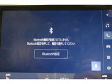 Bluetooth機能搭載。車とスマホやiPhoneをペアリングしておけばハンズフリー電話はもちろん、スマホやiPhone内の音楽を車のスピーカーで流すこともできますよ。