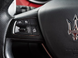 アダプティプクルーズコントロールはステアリングの左のスイッチで簡単に速度の調整や車間距離の設定が可能。