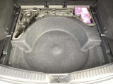 トレイ下にはアンダートランクも備えております。パンク修理キットや車載工具もこちらにございます。