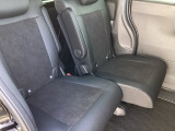 セカンドシートです!!ベンチシートになってますので、お二人の乗車ですとゆったり座って頂けますよ!!