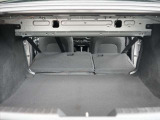 リヤシートの背もたれは、6:4分割で倒せ、フラットで広いトランクスペースが確保出来ます。長尺物や大きな荷物も余裕で積み込み可能です。