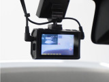 ◆ドライブレコーダー◆映像・音声などを記録する自動車用の装置です。 もしもの事故の際の記録はもちろん、旅行の際の思い出としてドライブの映像を楽しむことができます。