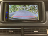 後方の様子を画面で確認しながら駐車でき、ガイドラインも表示されるため、車庫入れ時の目安に役立ちます。周囲を直接確認しながら、日常の駐車をサポートします。