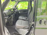 前席は左右に並ぶシートで、乗員が過ごしやすい落ち着いた空間。運転席から前方を見渡しやすく、周囲の確認もしやすい印象です。足元には余裕があり、乗り降りのしやすさも毎日の通勤や送迎でうれしいポイントです。