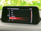 FMやAM、Bluetooth、USBなどの選択肢が画面に一覧表示され、使いたい音源を確認しやすい構成です。日々の移動や休憩中など、場面に合わせて音楽や音声を楽しめます。