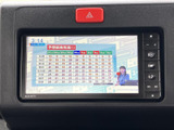 テレビ番組を画面で視聴でき、停車中の待ち時間を過ごす際にも活用できます。番組情報や時刻も表示されており、車内でニュースや情報番組を楽しみたい方にうれしい装備です。