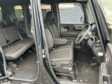 フロントシートです!!ベンチシートなので座席の移動もスムーズに出来ます!!足元も広く運転も楽ですよ!!