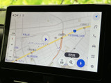 地図上で現在地や周辺の道路を確認でき、目的地へのルート選びをサポートします。画面内の表示が見やすく、行き先を調べたいときにも役立つ装備です。