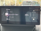 お手元のスマートフォンと接続して頂く事で使用可能な「Apple CarPlay/Android Auto」電話の応答は勿論、メッセージの受信やLINE、音楽接続からナビアプリの使用まで幅広く活躍致します。