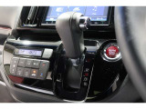 インパネシフトだから視線の移動も少なく足元もスッキリ♪運転席もゆったりしているのでゆとりを持ってドライブできますね!