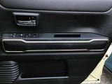 運転席ドアトリムとパワーウィンドウスイッチ