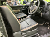 前席は座面と背もたれにゆとりがあり、運転席から前方や周囲を見渡しやすい配置です。落ち着いた色合いのシートと足元のスペースで、日々の移動も快適に過ごせます。