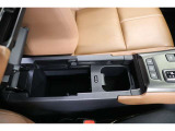 ロングドライブなどでの肩や腕のだるさを軽減してくれるアームレストは縦開きで運転席からも助手席からも使いやすいセンターコンソールボックスになっています。姿勢を崩さず手が届く手元収納は便利ですね。