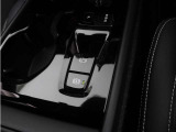 軽いタッチの電気式サイドブレーキとオートブレーキが装備されます。