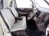 フロントシートはベンチシートです、運転席と助手席の移動が簡単です。 また運転席シートの高さも調整できます。