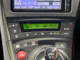 【オートエアコン】一度お好みの温度に設定すれば、車内の温度を検知し風量や温度を自動で調整。暑い&hellip;寒い&hellip;と何度もスイッチ操作をする必要はありません。快適な車内空間には必須の機能ですね♪