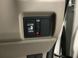 助手席側パワースライドドアです。リモコンや運転席のスイッチ操作で楽々自動開閉。