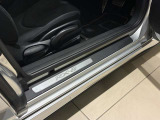 運転席の乗り込み口と低い座面の位置関係。普段の服装で腰を下ろすと、乗り降りや足元の余裕を確かめられます。毎日の使いやすさと、スポーツカーに乗る気分を合わせて選べます。