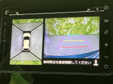 後方映像に加えて車両周囲の表示も確認でき、駐車時の周辺状況を把握する助けになります。画面上の目安線も備わり、後退時の確認をサポートする装備です。