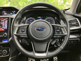 握りやすい形状のステアリングに各種スイッチを備え、運転姿勢を保ったまま必要な操作を行いやすい設計です。メーターも見渡しやすく、日々の運転を支える使い勝手のよさが魅力です。