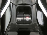 電動パーキングブレーキを搭載。スイッチ操作でパーキングブレーキを作動・解除することが可能ですので、操作の力が不要ですよ♪
