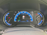 速度や燃料残量などの情報をメーター内に集約し、運転中も必要な表示を確認しやすい構成です。中央のディスプレイには車両の状態も表示され、状況把握に役立ちます。