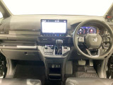 車内は光触媒抗菌消臭施工済です。インパネ周りはスタイリッシュなデザインで機能や装備も充実しています。グローブボックスやカップホルダーのほかにトレーなどたくさんの収納スペースが付いています。