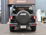 リアから見てもすぐにJeepだとわかる特徴的なデザインです。