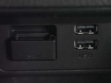 充電用USB端子付き。スマートフォンなどの充電に便利です。