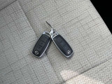 インテリジェントキー 持っていればドアノブのボタンを押せば施錠や施錠を解除 エンジンスタートボタンを押せばエンジンスタートといちいちポケット(鞄からキーを出さなくても良いんです)