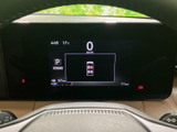 速度やシフト位置、航続可能距離などの情報が一画面にまとまり、運転中に確認しやすい表示です。必要な情報を視線の近くで把握でき、日々の運転をサポートします。