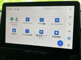 地図やオーディオなどのメニューを画面上で選べる構成です。目的に応じた項目を見つけやすく、日々の移動に合わせて使い分けられる便利な装備です。