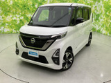 シャープなフロントまわりと伸びやかな車体が調和し、白いボディに黒いアクセントが映える洗練された佇まい。街中でも存在感を放ちます。