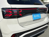 個性的なクロスデザインのLEDテールランプ。ウィンカーには流れるように点滅するダイナミックターンインジケーターを装備。後続車の視線を惹きつけます。