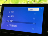 FM・AMラジオやテレビ、交通情報など、選べる項目が画面に整理されています。必要なメニューを把握しやすく、移動中の情報確認や音声コンテンツの利用に便利です。