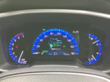 速度や燃料残量など、運転中に確認したい情報がまとまって表示されます。明るい色分けと見やすい配置で、必要な情報をひと目で把握しやすいメーターです。
