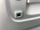 スマートキーですのでキー持った状態でリクエストスイッチを押していただくとドアロック、アンロックができます