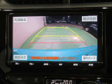 車両後方の映像を映すバックモニター。進路を確認しながら安全に車庫入れできます。