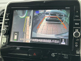 周囲の様子をモニターで確認でき、駐車時の安全確認をサポートします。画面には車両周辺の映像とガイド線が表示されるため、駐車スペースとの距離感をつかむ際にも便利です。
