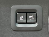 【パワーバックドア】スマートキーや運転席のボタンを押すだけでリアゲートが自動で開閉します!荷物を持っている時や、高い位置にあるバックドアを閉める際に便利な機能です♪