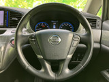 ステアリングには複数のボタンが配置され、運転姿勢を保ったまま手元で各種操作ができます。メーターも正面にまとまり、必要な情報を確認しやすいレイアウトです。