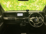 運転席から手の届きやすい位置に画面が配置され、地図表示を確認しながら目的地への移動をサポートします。周辺のスイッチ類も見渡しやすく、日常使いに便利な配置です。
