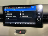 HondaCONNECT対応の便利なナビディスプレー。お持ちのスマートフォンと連携して、ナビやBluetoothでの音楽再生が可能です。デザインはもちろん、操作性も良好です。