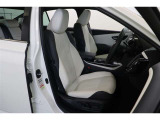 運転席にはステアリング、シート、ドアミラーのポジションを記憶し、再現できるメモリーを装備。助手席には運転席や後席から助手席のスライド・リクライニングが操作できる肩口パワーシートスイッチを装備しています