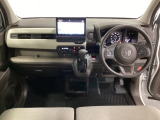 車内は光触媒抗菌消臭施工済です。インパネ周りはスタイリッシュなデザインで機能や装備も充実しています。グローブボックスやカップホルダーのほかにトレーなどたくさんの収納スペースが付いています。