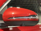 ルーフ開放時は後席への巻き込み風を防ぐ、衝立がせりだし車内環境を変えることなく開放感を得られます。