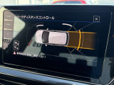 障害物との距離をセンサーで検知するパークディスタンスコントロール。音とディスプレイ表示で駐車時の安心感を高めます。