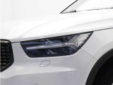 ひときわ印象的なT字型のLEDヘッドライトは、新世代のボルボを象徴するユニークなアイコンとなっています。LEDデイタイム・ランニング・ライトやポジションライト、ウインカーの役割も果たします。